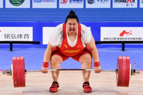 绝对优势摘金后,举重冠军李雯雯乐了,她说了什么?