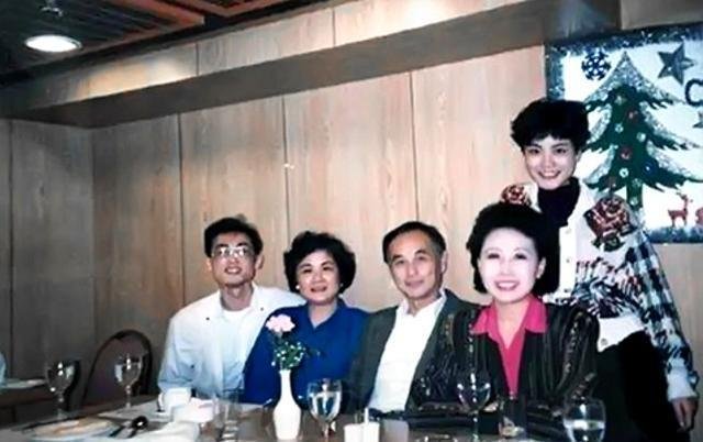 王菲和父母哥哥聚餐照曝光了?