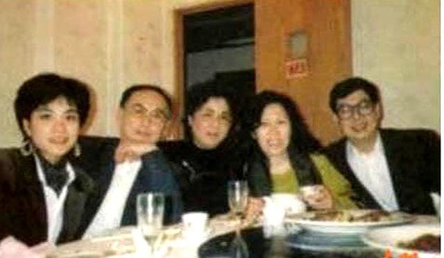王菲和父母哥哥聚餐照曝光了?