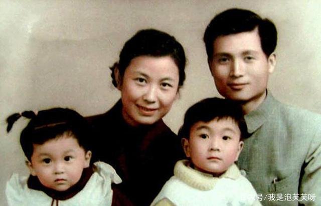 身怀六甲惨遭丈夫抛弃,初恋要养活母子俩,严凤英后来的生活怎么样了?