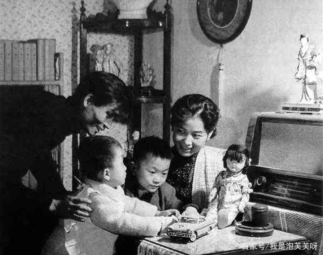 身怀六甲惨遭丈夫抛弃,初恋要养活母子俩,严凤英后来的生活怎么样了?