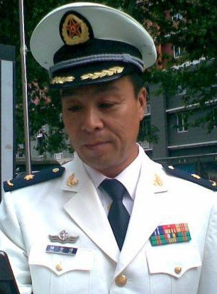 走西口演员（饰徐木匠）储智博是军队演员吗？在焦点访谈上看到他穿着军队文职人员的衣服，他是什么级别？