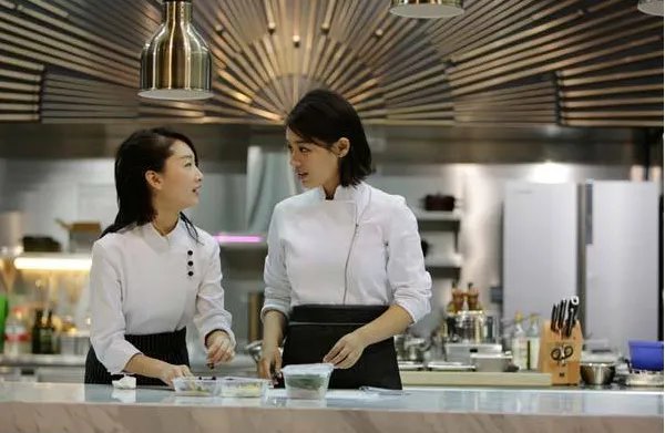 周冬雨人品遭质疑，被扒多次曝光马思纯隐私，她人品差吗？