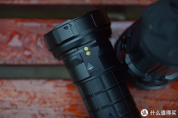 穿盔甲，入疆场，所向披靡。脱战袍，还本色，玉树临风。