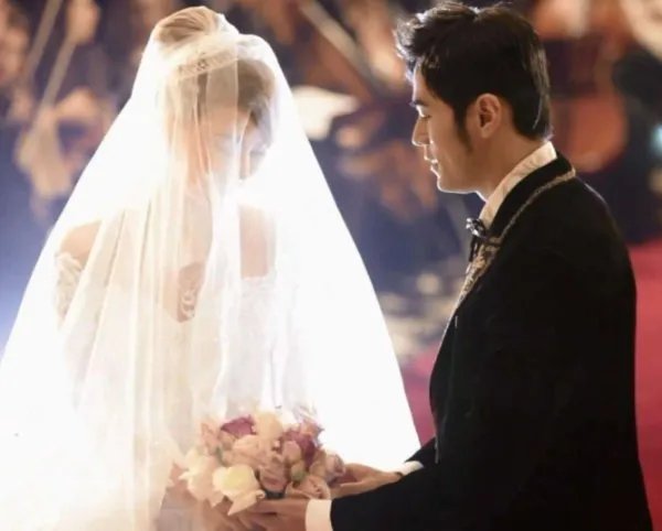 有哪些明星公布恋情的时候，微博崩了？