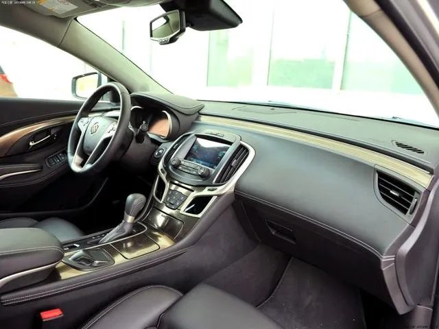 2013款的别克君越内饰,你认为放到如今属于什么档次?