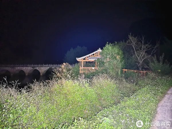 穿盔甲，入疆场，所向披靡。脱战袍，还本色，玉树临风。