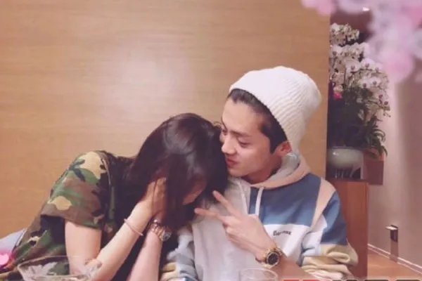 有哪些明星公布恋情的时候，微博崩了？