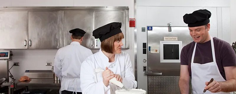 厨师为什么戴高帽子 厨师戴高帽子的原因