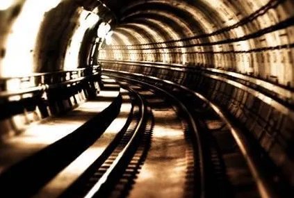 地铁突发追尾时该怎么逃生？