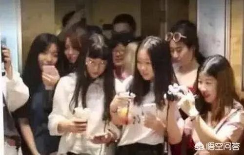 “我只会吹头”小哥火速走红，理发店小哥的正确打开方式应该是什么样子？