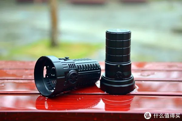 穿盔甲，入疆场，所向披靡。脱战袍，还本色，玉树临风。