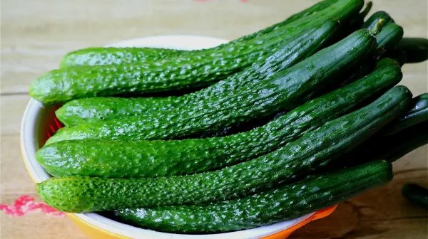 长得弯曲的黄瓜能吃吗？为何有的黄瓜会变弯？