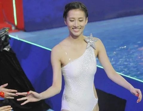 弦子跳水凸点旧照遭搜索 弦子李茂牵手做产检疑似奉子成婚