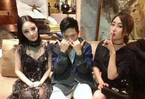 贾乃亮李小璐近日情况离了么 李小璐承认二胎预产期大肚照快生了