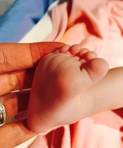 李小萌是否顺产生子？