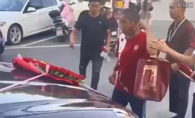 男子拦婚车讨喜钱被伴郎直接抱走 此行为令人讨厌