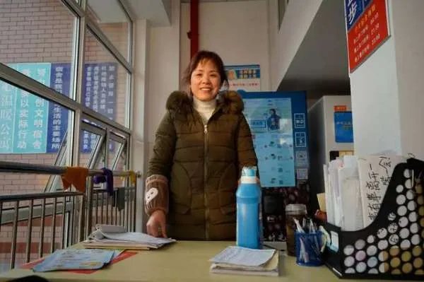 湖南衡阳一大学老师退休后当宿管17年，你如何看待这位教师的选择？