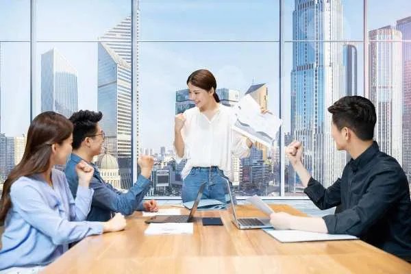 广告圈有一句人人皆知的话“不做总统，就做广告人”，为什么会这么说呢？