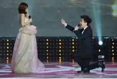 李小璐陪甜馨海边游玩，前夫贾乃亮疑同行，他们复合了吗？