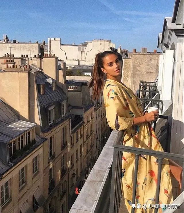 “淡黄色的长裙，蓬松的头发”都有哪些时尚穿法？