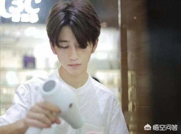 “我只会吹头”小哥火速走红，理发店小哥的正确打开方式应该是什么样子？