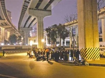 立交桥下开演唱会会影响周围群众起居吗？