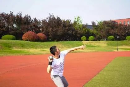 侧向滑步推铅球动作要领