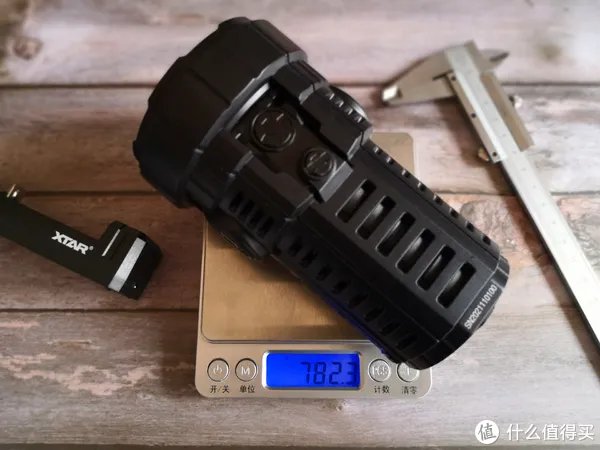 穿盔甲，入疆场，所向披靡。脱战袍，还本色，玉树临风。