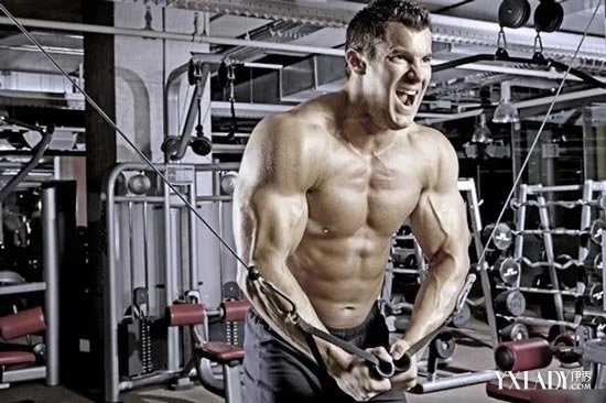 宁波现高颜值交警致马路拥堵颜值不够肌肉来凑男生必学