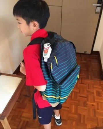 袁咏仪儿子上学 长相帅气侧颜具有杀伤力