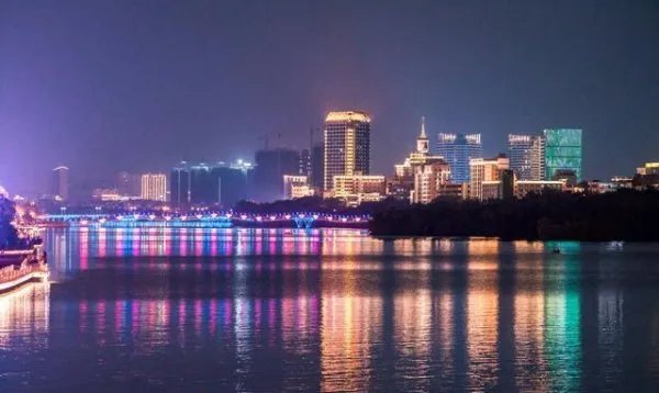 有惊鸿般的夜景,三亚海天盛筵港真的美女如云吗?