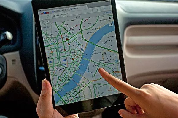 78岁老人为市民义务指路8年，手机导航对人民出行有哪些利弊?