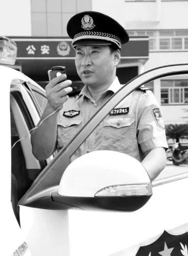 派出所副所长遭嫌犯拒捕牺牲，危急关头推开战友！是什么让其奋不顾身？