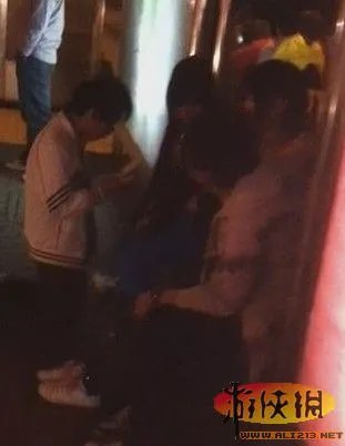 小学生早恋街边求爱 引起热议单身情侣情何以堪