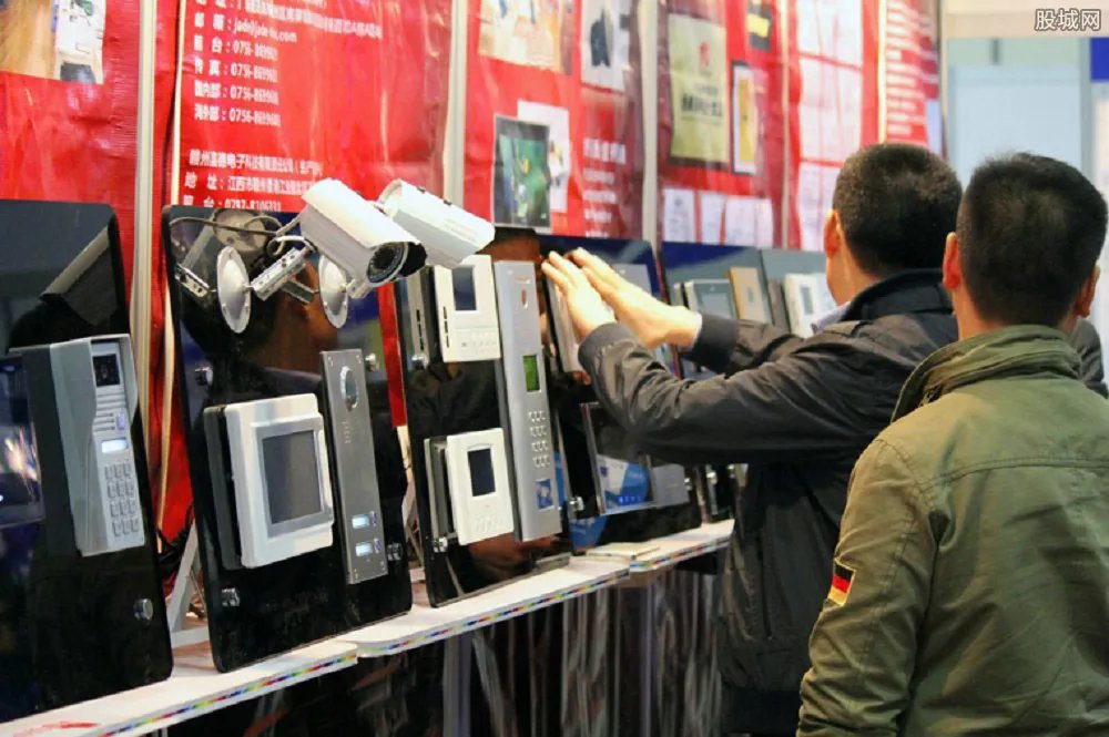 非法偷拍黑色链 750元可定制设备朋友圈刷屏售卖