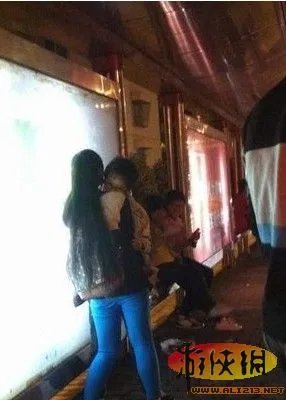 小学生早恋街边求爱 引起热议单身情侣情何以堪