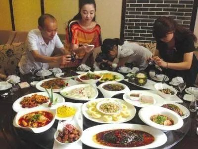 浙江诸暨一对新人办婚宴连上28道素菜，每桌2000元，你能接受婚宴吃素吗？