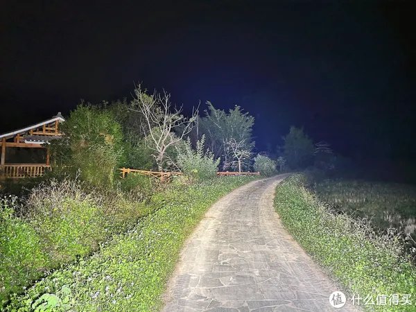 穿盔甲，入疆场，所向披靡。脱战袍，还本色，玉树临风。