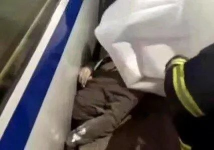 南京南站一男子跳轨换站台，被进站列车挤压身亡，你认为是什么原因？