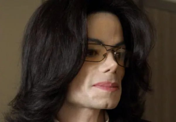 迈克尔杰克逊的鼻子怎么回事