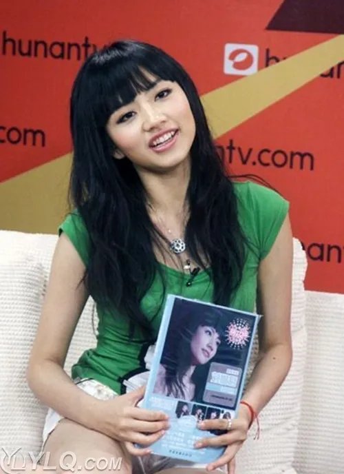 李菲儿裙子掉了 裙子滑落走光太尴尬了