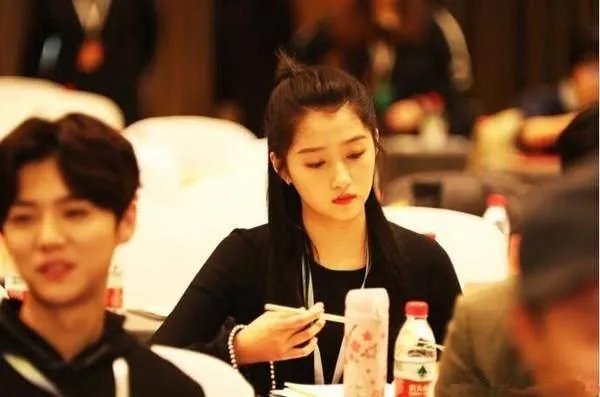 鹿晗关晓彤公布恋情后首次同框，他们的表现如何？