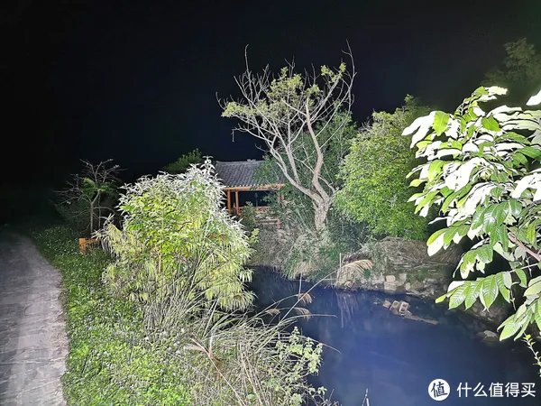 穿盔甲，入疆场，所向披靡。脱战袍，还本色，玉树临风。