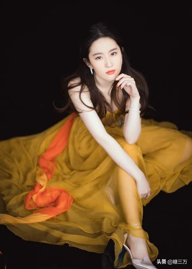 “淡黄色的长裙，蓬松的头发”都有哪些时尚穿法？