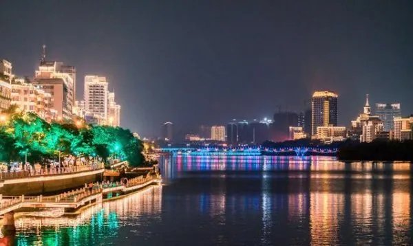 有惊鸿般的夜景,三亚海天盛筵港真的美女如云吗?
