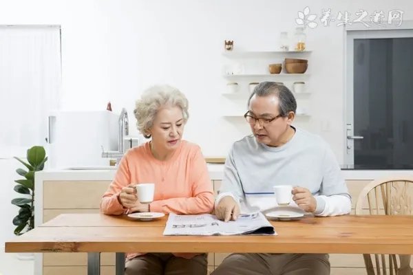 郑爽穿玫红露肩短裙美艳照人，网友视线却离不开她的鼻子