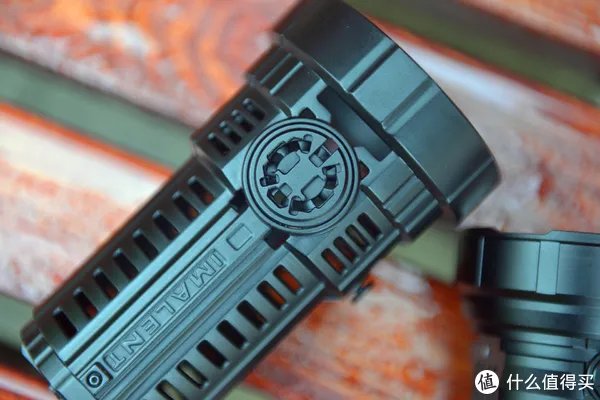 穿盔甲，入疆场，所向披靡。脱战袍，还本色，玉树临风。