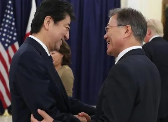 韩国公布慰安妇调查报告，文在寅对安倍应该采取什么态度？