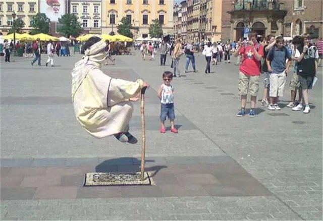 人体漂浮魔术是怎样做到的？